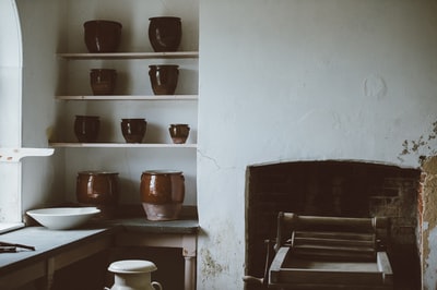 布朗的陶罐架在厨房的照片
